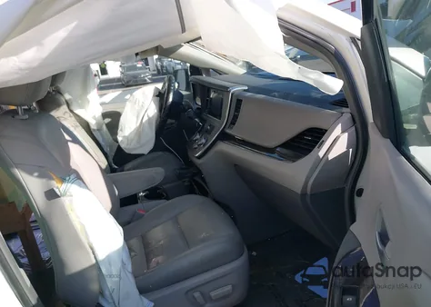 2015 Toyota Sienna Xle 8 Passenger z USA, uszkodzony, nr VIN 5TDYK3DC2FS617070